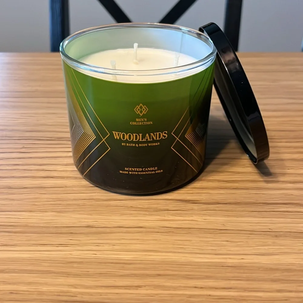 Bath & Bath Works 3 Wick Candle. Woodlands.